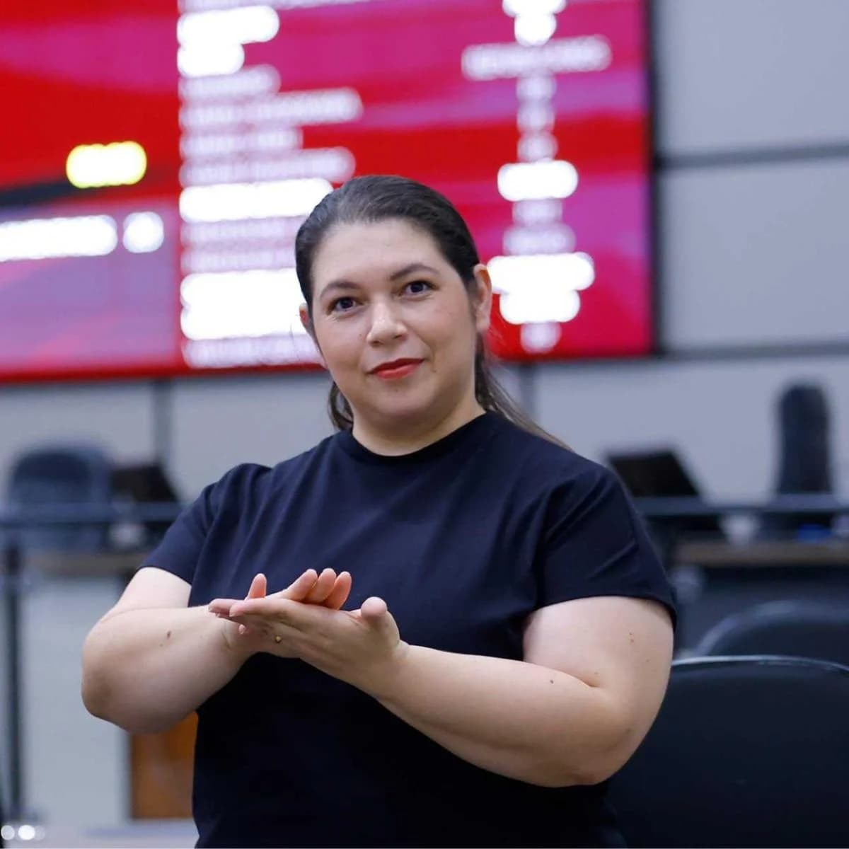 Oslaine Alves intérprete de Libras em Maringá atendendo cliente