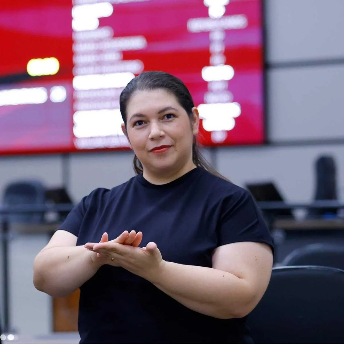 Oslaine Alves pronta para atendimento profissional em Maringá