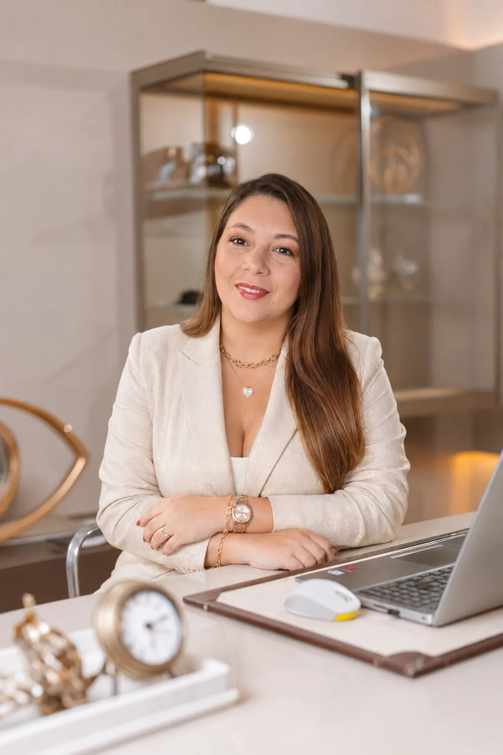 Retrato profissional de Oslaine Alves, intérprete de Libras especializada em Maringá-PR